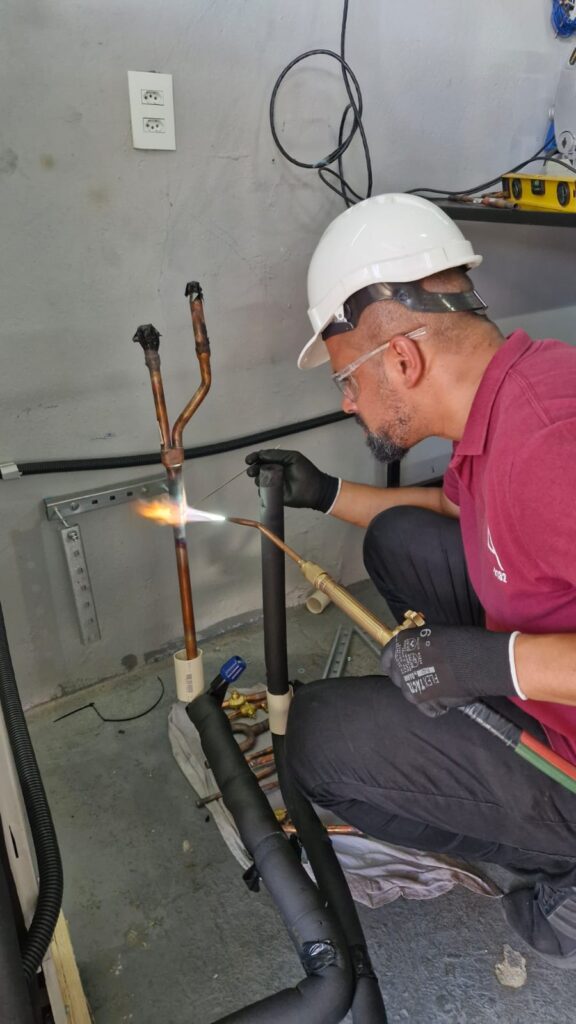 brasagem no curso de ar condicionado vrf presencial da gela rapido